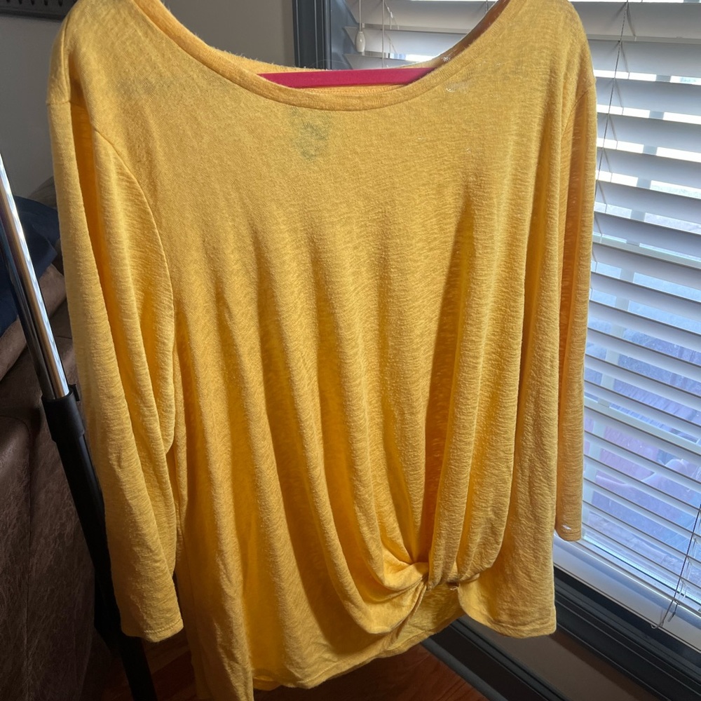 Excellent condition- yellow shirt- great color for fall